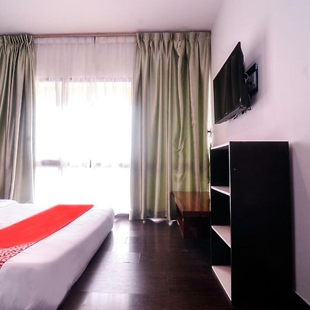 Oyo 1119 Memoire Express Hotel กูชิง ภายนอก รูปภาพ