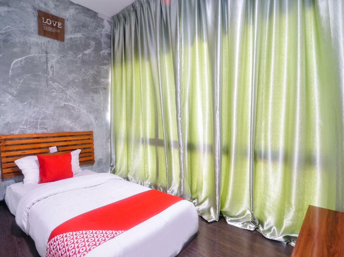 Oyo 1119 Memoire Express Hotel กูชิง ภายนอก รูปภาพ