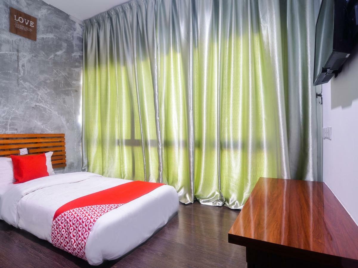 Oyo 1119 Memoire Express Hotel กูชิง ภายนอก รูปภาพ